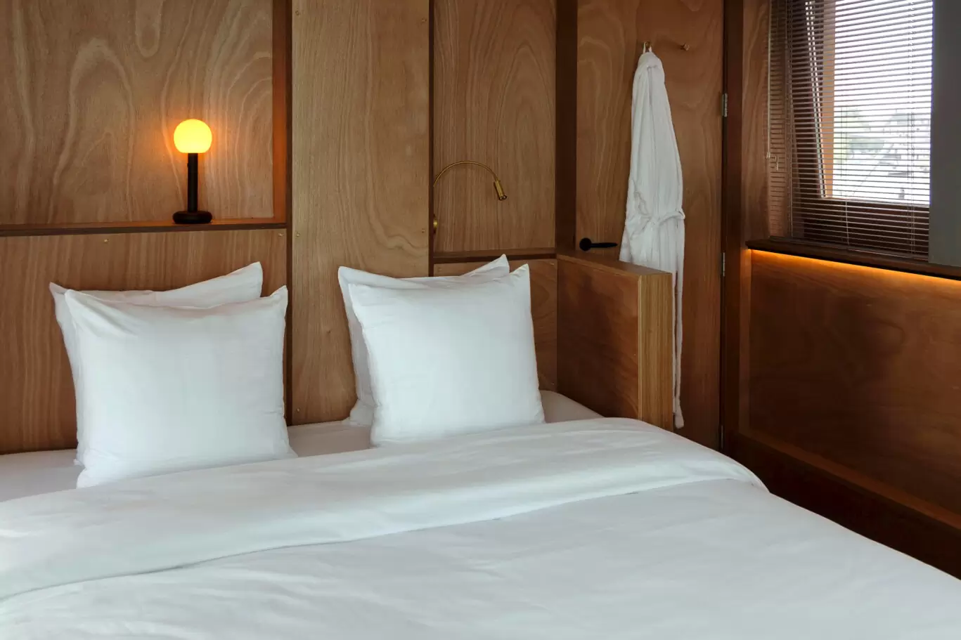 6-1-otto-oosterdoksekade-bedroom-bed