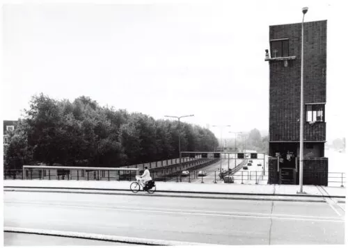 Hasseltweg-Johan-van-Gezien-vanaf-basculebrug-nr.-491-over-rechts-Noordhollandsch-Kanaal-naar-beneden-IJ-tunnel.-Gerbenwagenaar-1989