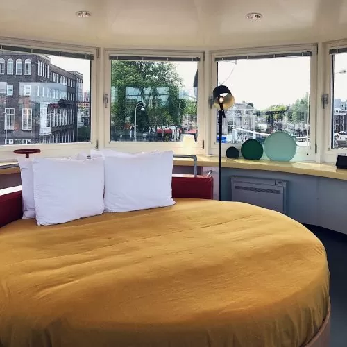 Photo of the round bed in SWEETS hotel's bridge house Kortjewantsbrug in Amsterdam center
