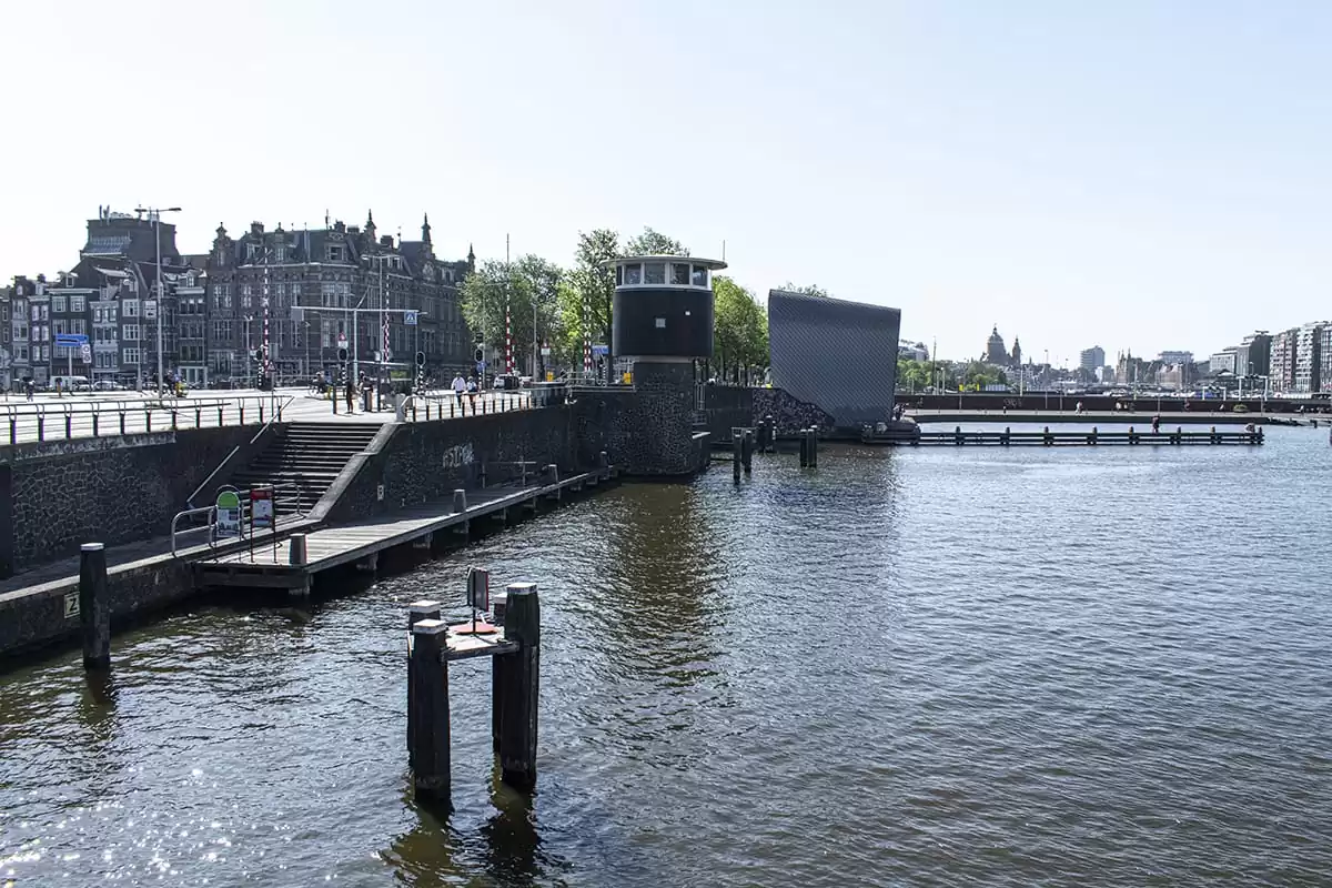Photo of SWEETS hotel Amsterdam Center bridge house Kortjewantsbrug exterior surroundings neighbourhood arcam architecture