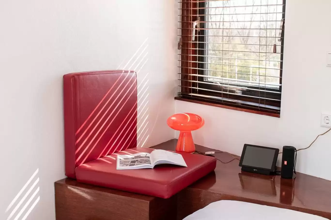 SWEETS hotel Amsterdam Noord Holland_bridge house 104 IJdoornlaanbrug_hotel interior_cosy seating window