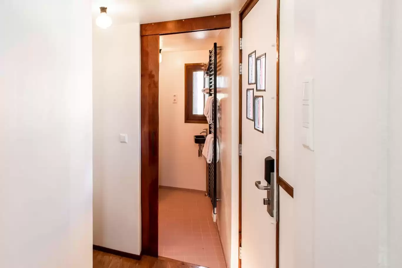 SWEETS hotel Amsterdam Noord Holland_bridge house 104 IJdoornlaanbrug_hotel interior_entrance hallway bathroom towels