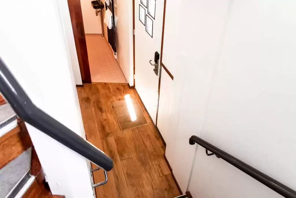 SWEETS hotel Amsterdam Noord Holland_bridge house 104 IJdoornlaanbrug_hotel interior_hallway entrance bathroom