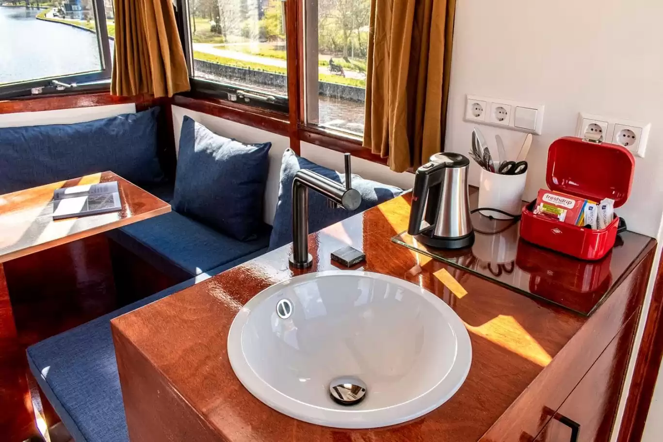 SWEETS hotel Amsterdam's IJdoornlaanbrug has a pantry with coffee and tea facilities