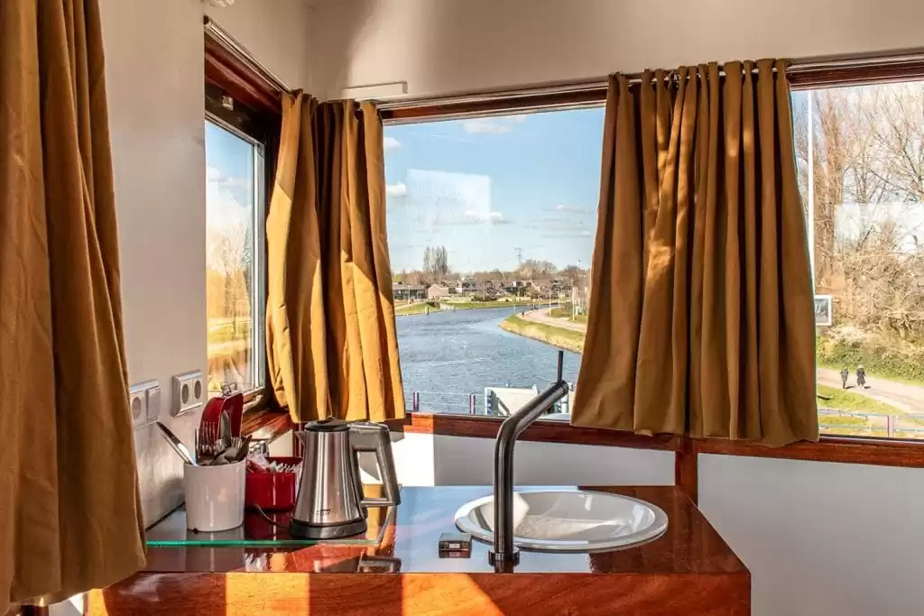 SWEETS hotel Amsterdam Noord Holland_bridge house 104 IJdoornlaanbrug_hotel interior_pantry coffee tea_canal view
