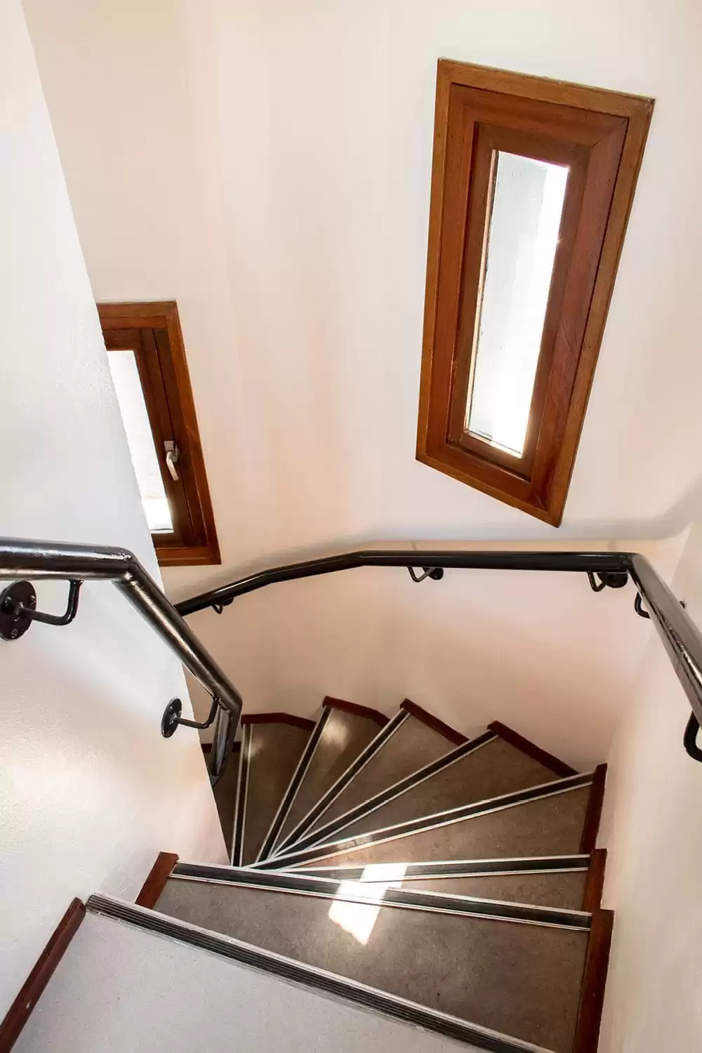 Picture to show that bridge house 104 IJdoornlaanbrug has stairs