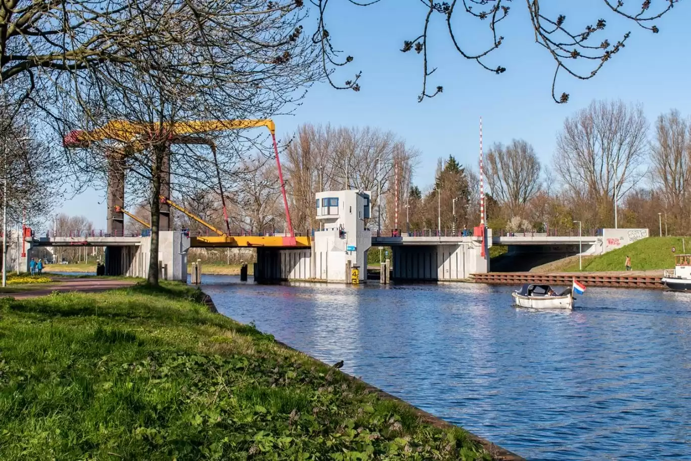 SWEETS hotel Amsterdam Noord Holland_bridge house 104 IJdoornlaanbrug_hotel room with view_amsterdam canals boats