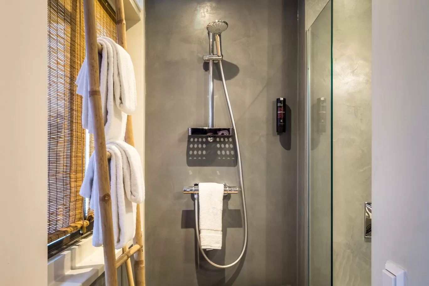 SWEETS hotel Amsterdam Noord_bridge house 102 Meeuwenpleinbrug_Space Matter_interior architecture_bathroom shower towels