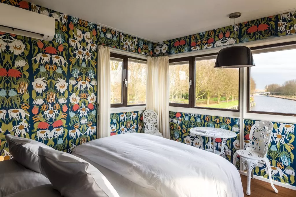 Interior of SWEETS hotel's bridge house 102 Meeuwenpleinbrug with flower wallpaper by Studio Job
