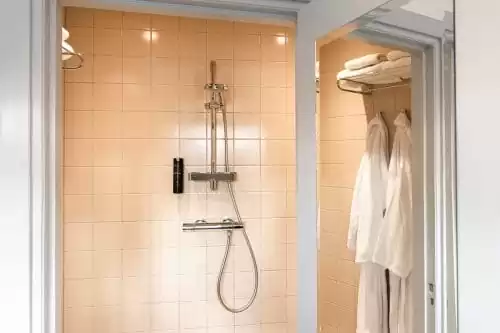 Photo of SWEETS hotel Amsterdam West Overtoomsesluis bridge house interior bathroom shower bathrobes shampoo