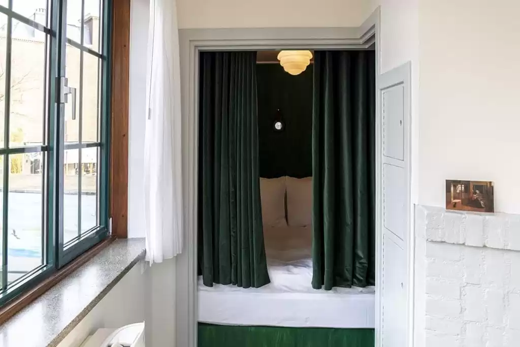Photo of SWEETS hotel Amsterdam West Overtoomsesluis bridge house interior bedroom alcove curtains