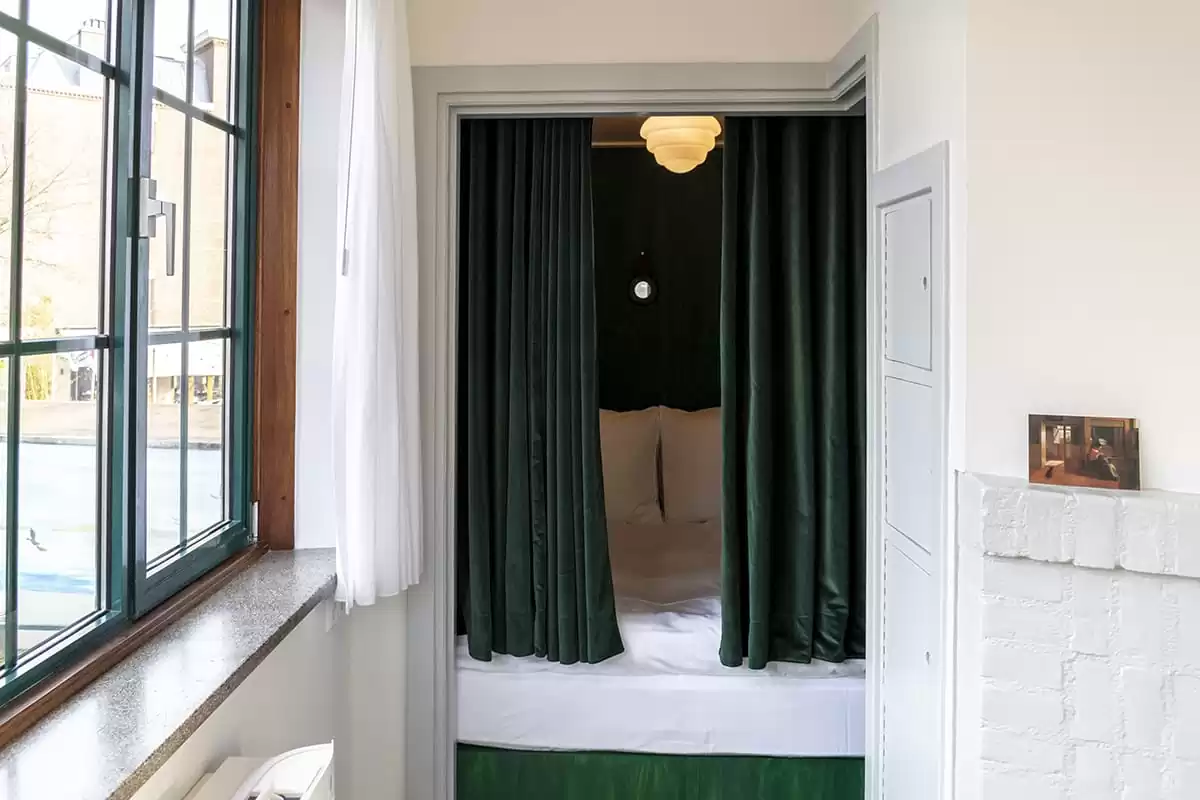 Photo of SWEETS hotel Amsterdam West Overtoomsesluis bridge house interior bedroom alcove curtains