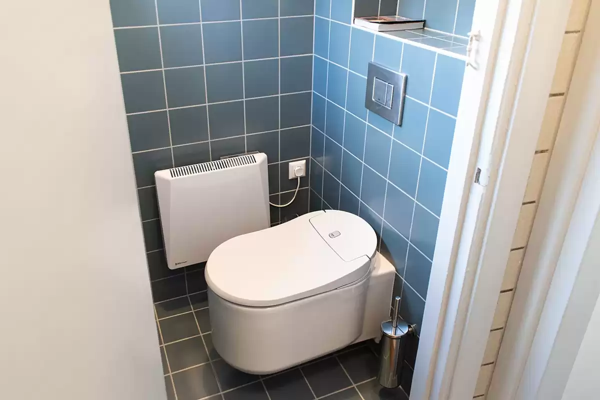 Photo of SWEETS hotel Amsterdam West Overtoomsesluis bridge house interior toilet japanese