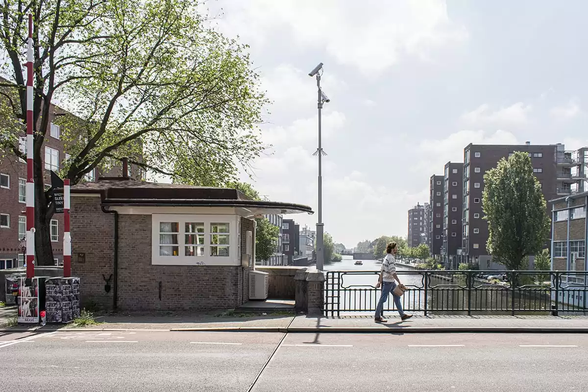 Center surroundings canal view.