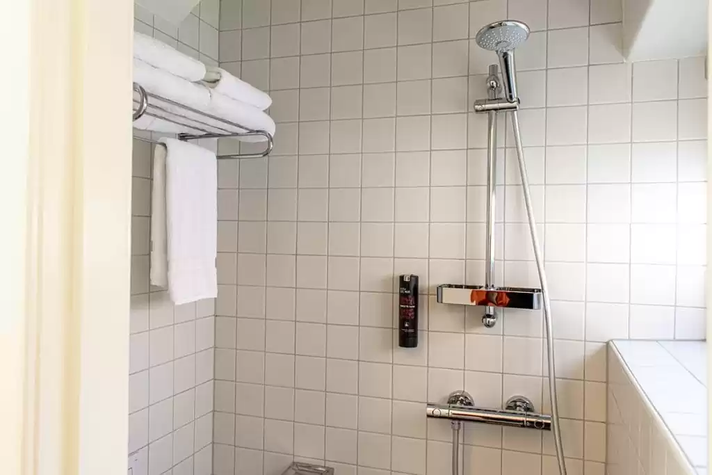 Photo of SWEETS hotel Amsterdam West Van Hallbrug bridge house interior hotel near Amsterdam Center bathroom shower towels shampoo amenities