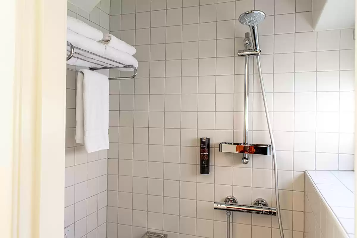 Photo of SWEETS hotel Amsterdam West Van Hallbrug bridge house interior hotel near Amsterdam Center bathroom shower towels shampoo amenities