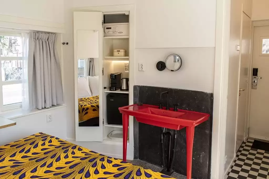 Photo of SWEETS hotel Amsterdam West Van Hallbrug bridge house interior hotel near Amsterdam Center living space sink pantry cabinet coffee tea safe