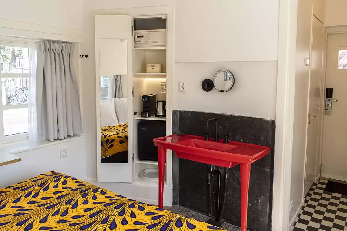 Photo of SWEETS hotel Amsterdam West Van Hallbrug bridge house interior hotel near Amsterdam Center living space sink pantry cabinet coffee tea safe