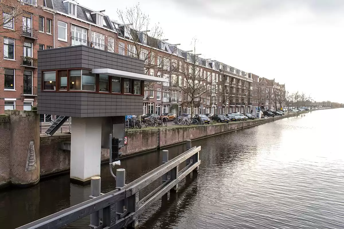 Photo of SWEETS hotel Amsterdam West Zeilstraatbrug bridge house exterior close to schiphol canal view