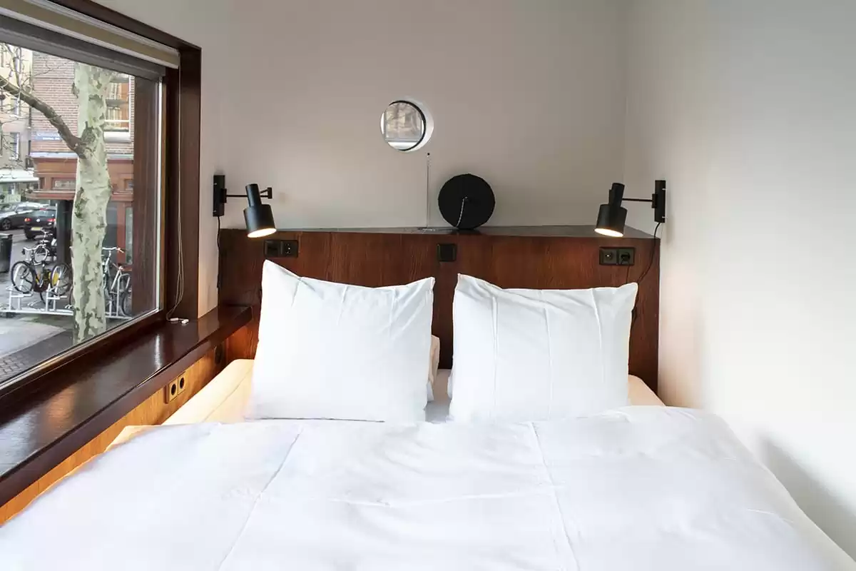 Photo of SWEETS hotel Amsterdam West Zeilstraatbrug bridge house interior bedroom bed