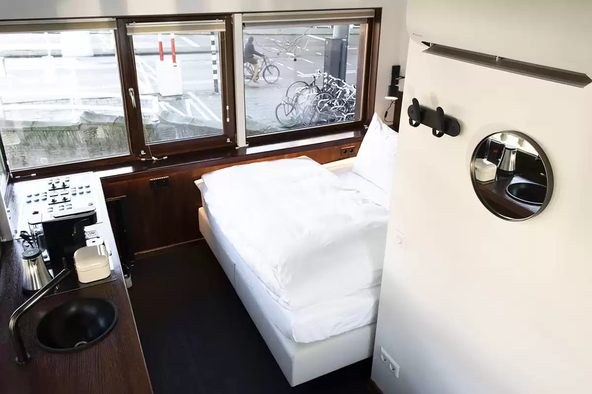 Photo of SWEETS hotel Amsterdam West Zeilstraatbrug bridge house interior bedroom bed mirror overview
