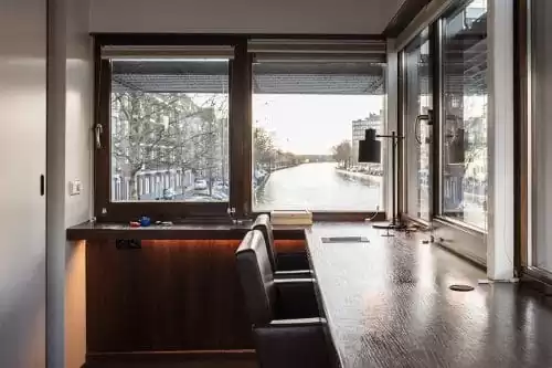 Photo of SWEETS hotel Amsterdam West Zeilstraatbrug bridge house interior workspace desk canal view