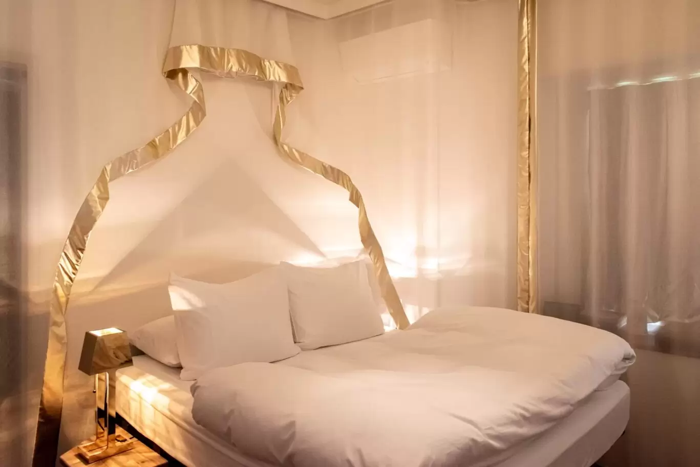 SWEETS hotel Amsterdam center_Bridge house 303 Willemsbrug interior bedroom hotel room_nozomi studio onder de linden curtain (7)