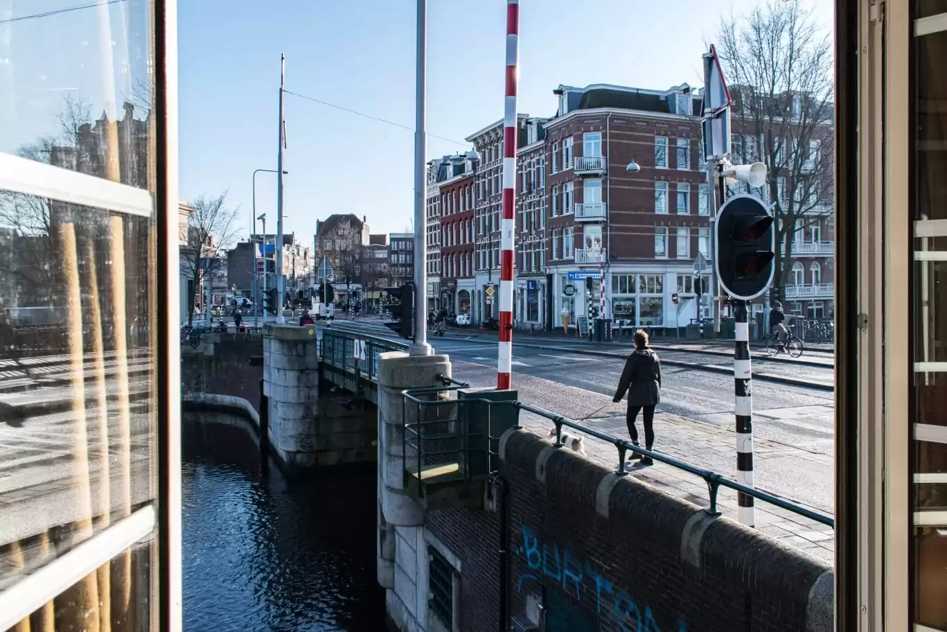 The neighbourhood of SWEETS hotel's bridge house Willemsbrug is close to the center