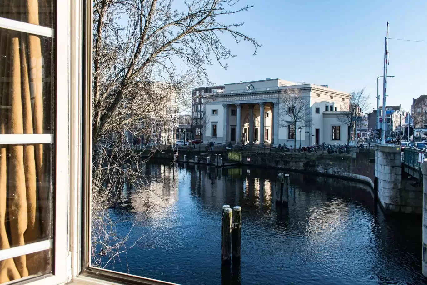 Bridge house Willemsbrug has a view of the canal and Haarlemmerpoort