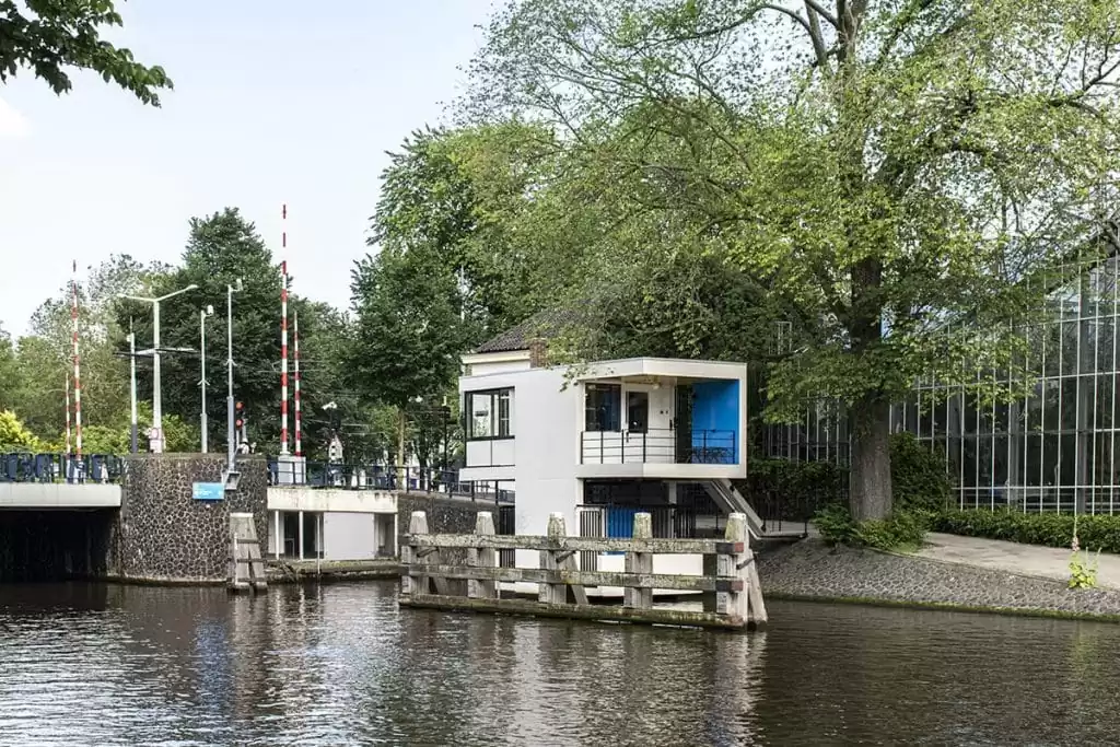 Photo of SWEETS hotel Amsterdam bridge house Hortusbrug hotel near Amsterdam Center nearby Hortus Botanicus architecture exterior rietveld