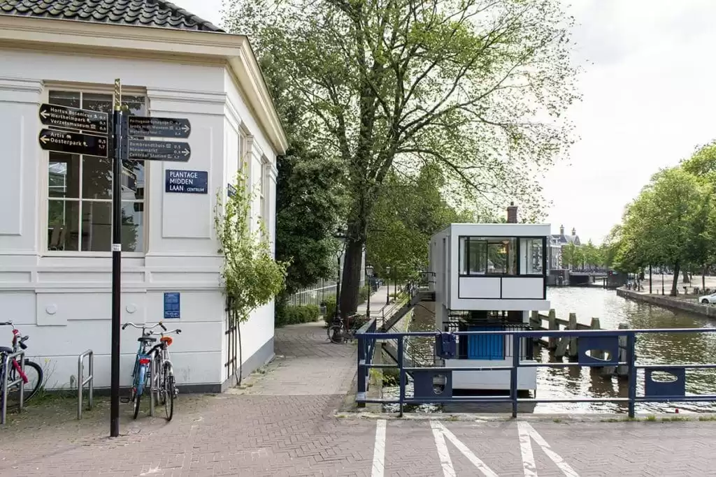 Photo of SWEETS hotel Amsterdam bridge house Hortusbrug hotel near Amsterdam Center nearby Hortus Botanicus architecture exterior rietveld street view
