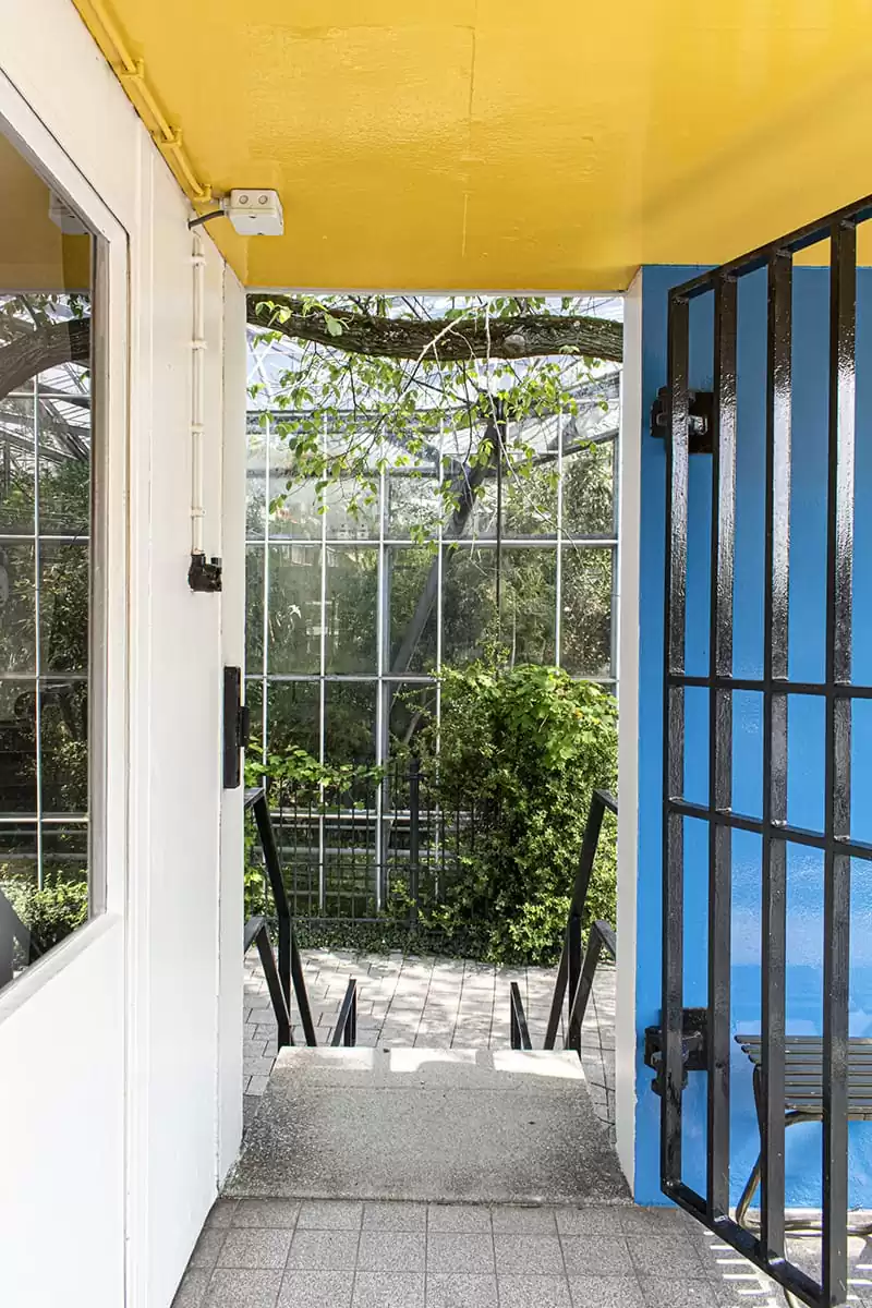 Photo of SWEETS hotel Amsterdam bridge house Hortusbrug hotel near Amsterdam Center nearby Hortus Botanicus architecture rietveld entrance