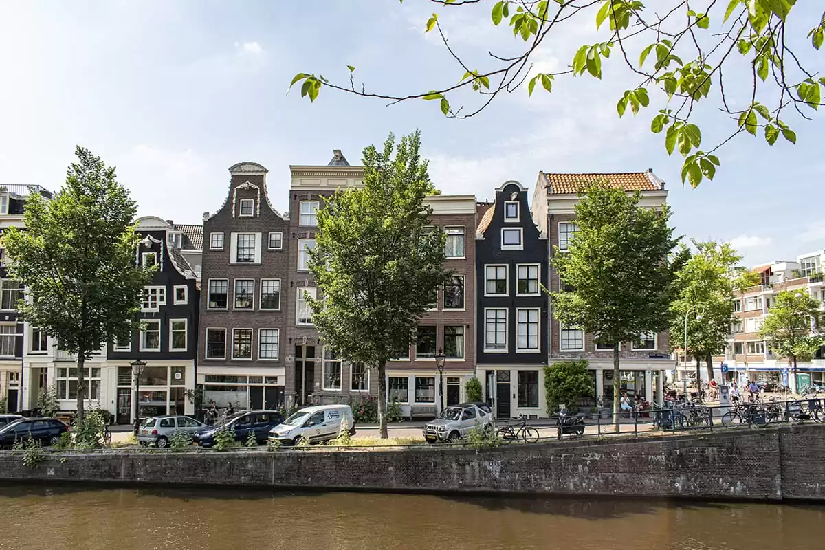 Photo of SWEETS hotel Amsterdam bridge house Hortusbrug hotel near Amsterdam Center nearby Hortus Botanicus view of canal houses