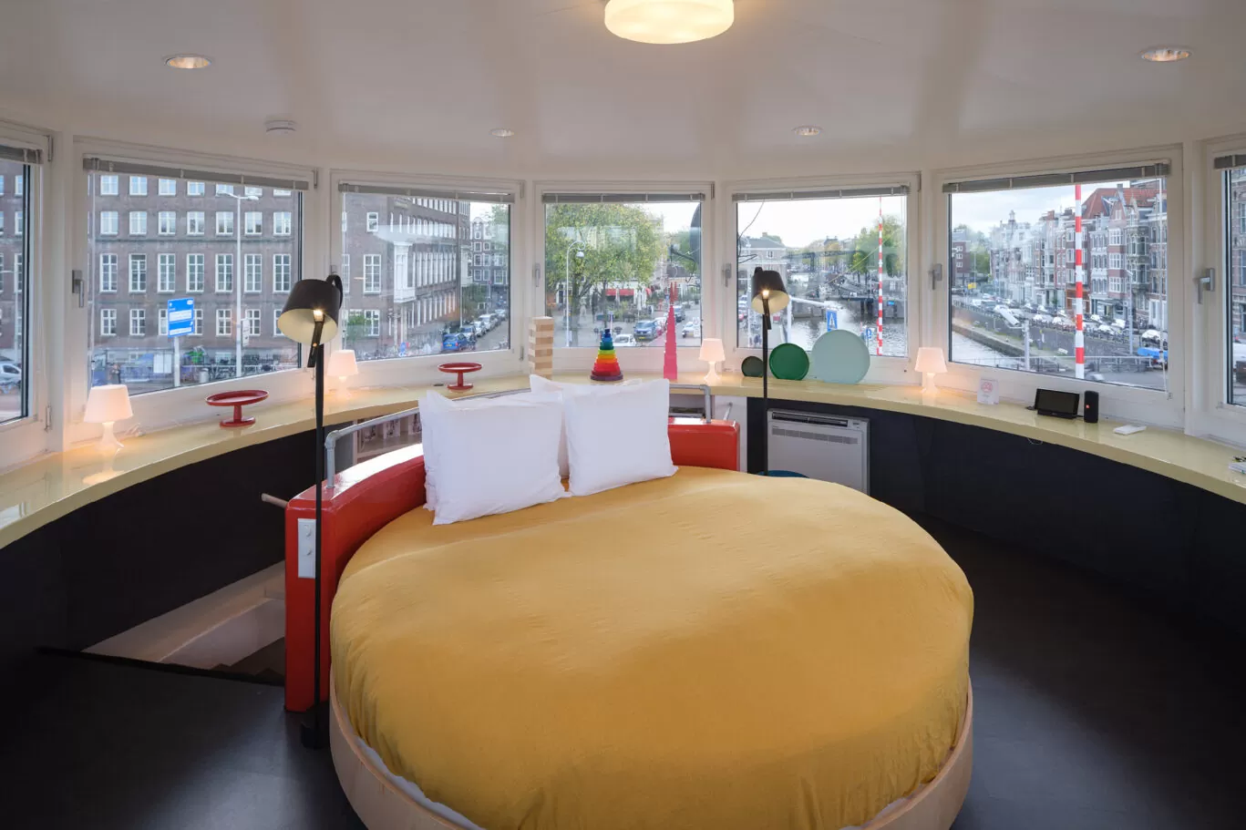 SWEETS hotel Amsterdam_bridge house Kortjewantsbrug_bedroom_hotelroom_round bed_photography Ossip Duivenbode