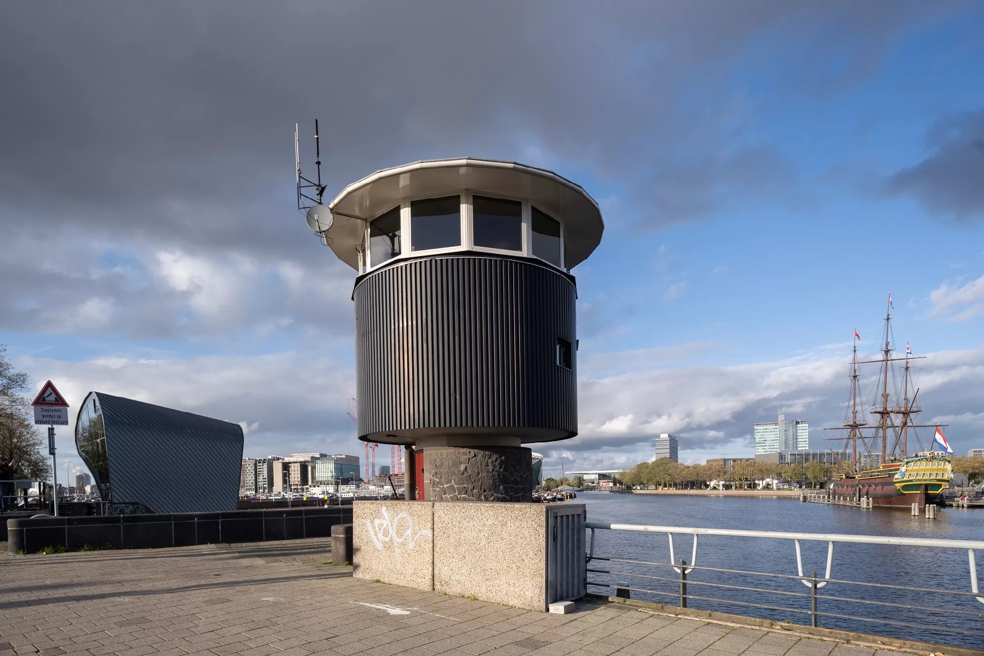 SWEETS hotel Amsterdam_bridge house Kortjewantsbrug_exterior_ARCAM_photography Ossip Duivenbode