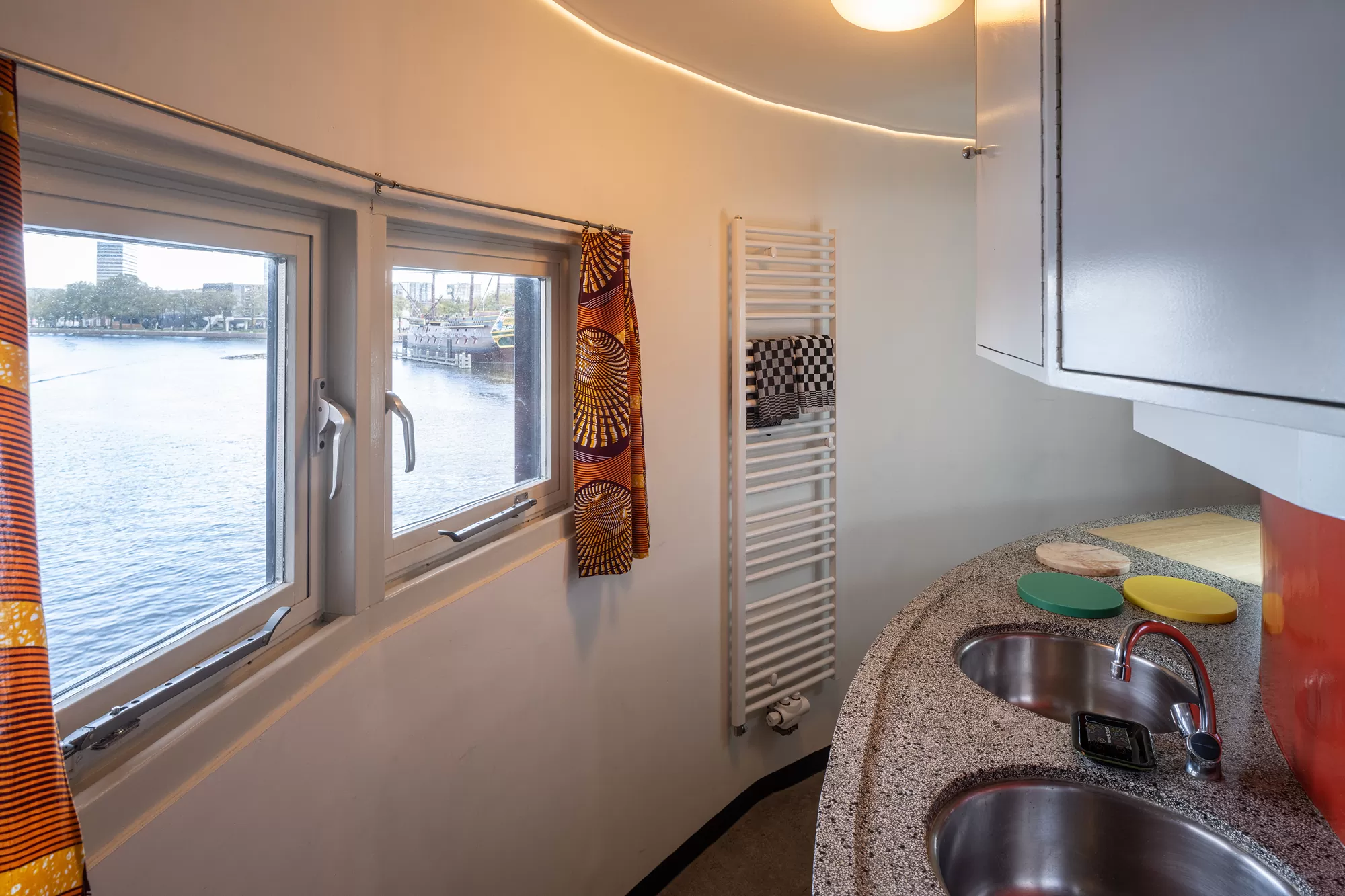 SWEETS hotel Amsterdam_bridge house Kortjewantsbrug_pantry_coffee tea_river view_photography Ossip Duivenbode