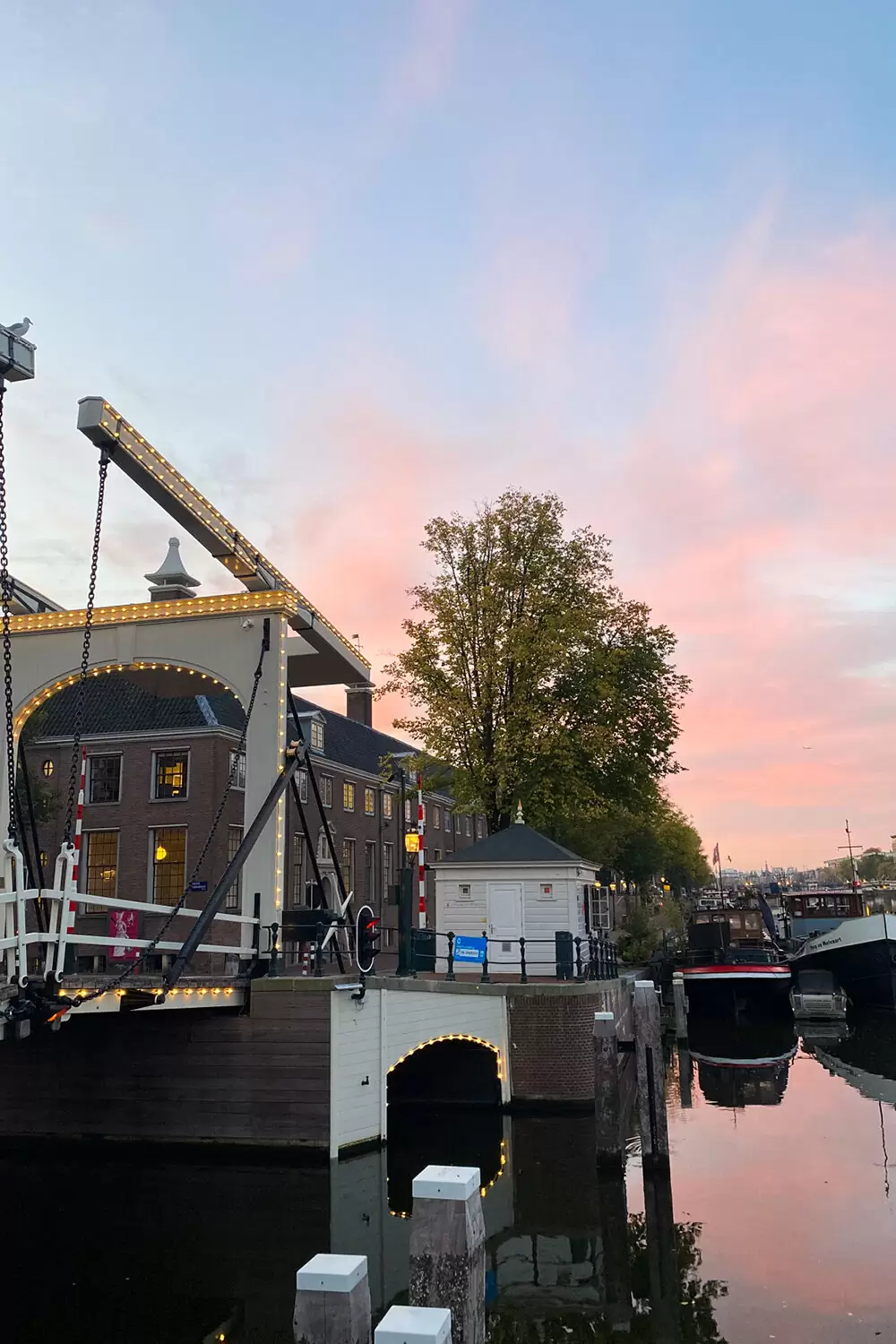 SWEETS_hotel_Amsterdam_Center_bridge house_205._waltersuskindbrug_exterior__hermitage_brug