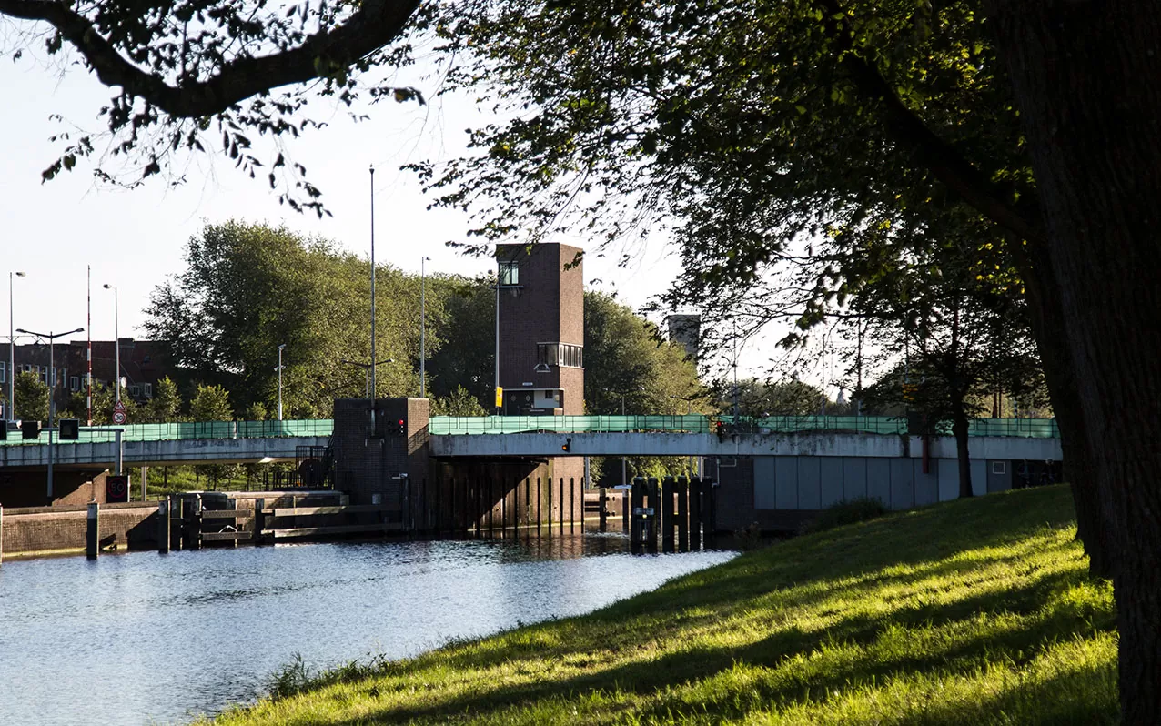 SWEETS_hotel_Amsterdam_North_bridge house_101._Gerben Wagenaarbrug_surroundings_canal_ijtunnel_neighborhood_neigbourhood_3
