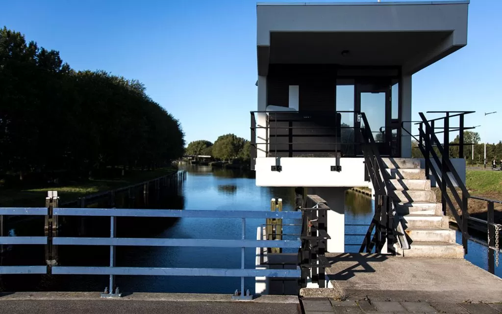 Entrance of SWEETS hotel's bridge house 102 Meeuwenpleinbrug from the bridge