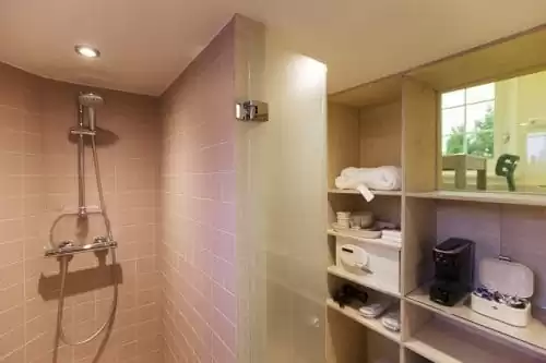 SWEETS hotel Nieuwe Amstelbrug bridge house on Amsterdam canals - design interior pink bathroom with shower close to Albert Cuyp market and De Pijp