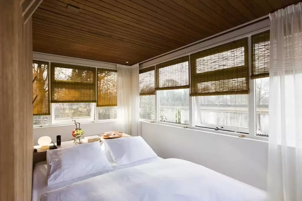 Japanese-inspired interior of bridge house Buiksloterdraaibrug, SWEETS hotel Amsterdam