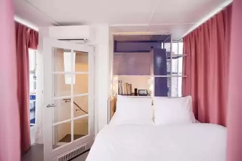 Photo of SWEETS hotel Amsterdam bridge house Westerdoksbrug near Central Station pink interior