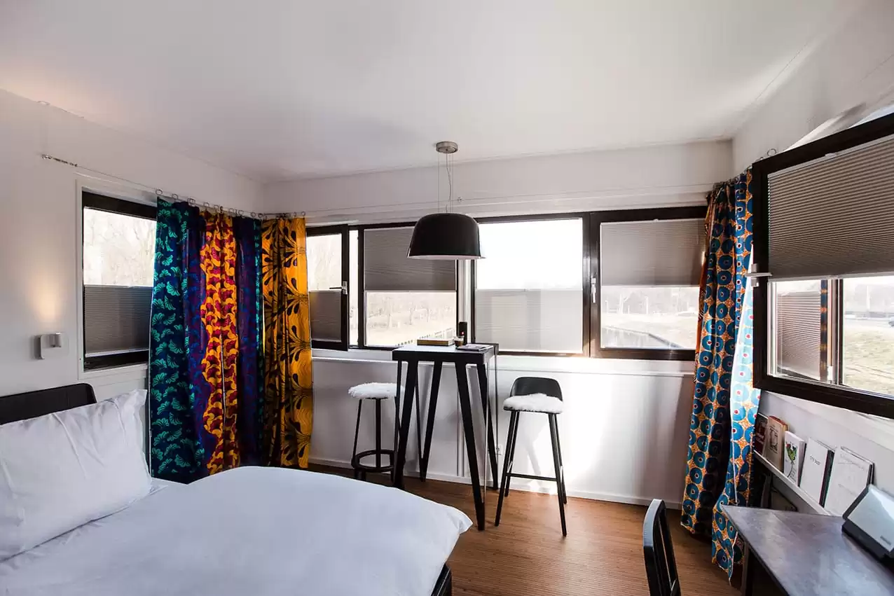 Photo of SWEETS hotel Amsterdam bridge house Meeuwenpleinbrug Amsterdam North interior canal view